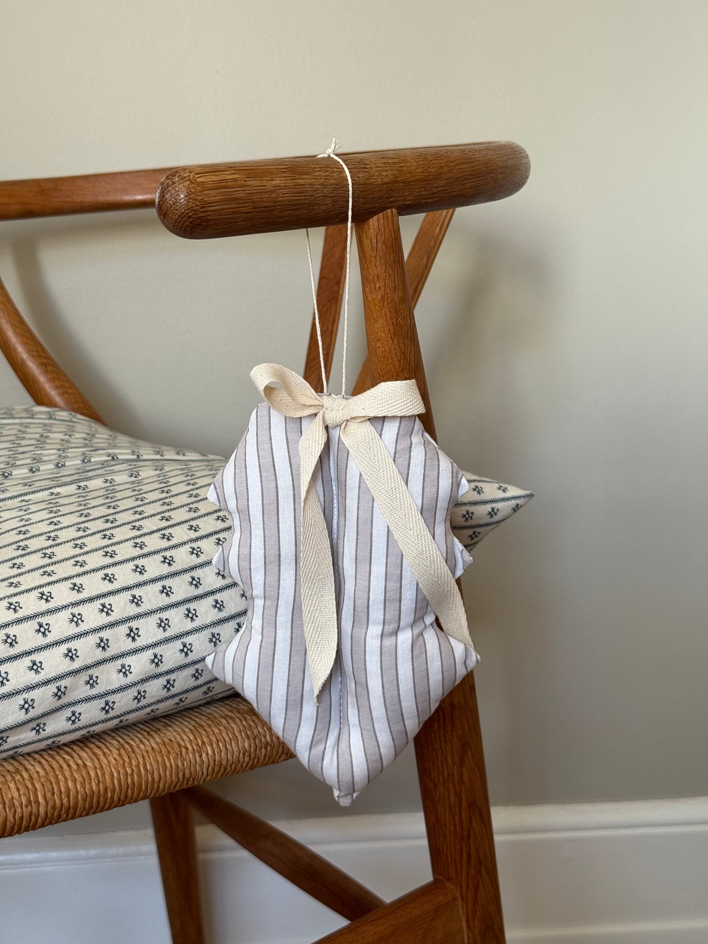 Kristtjørn, grå og hvid-stribet