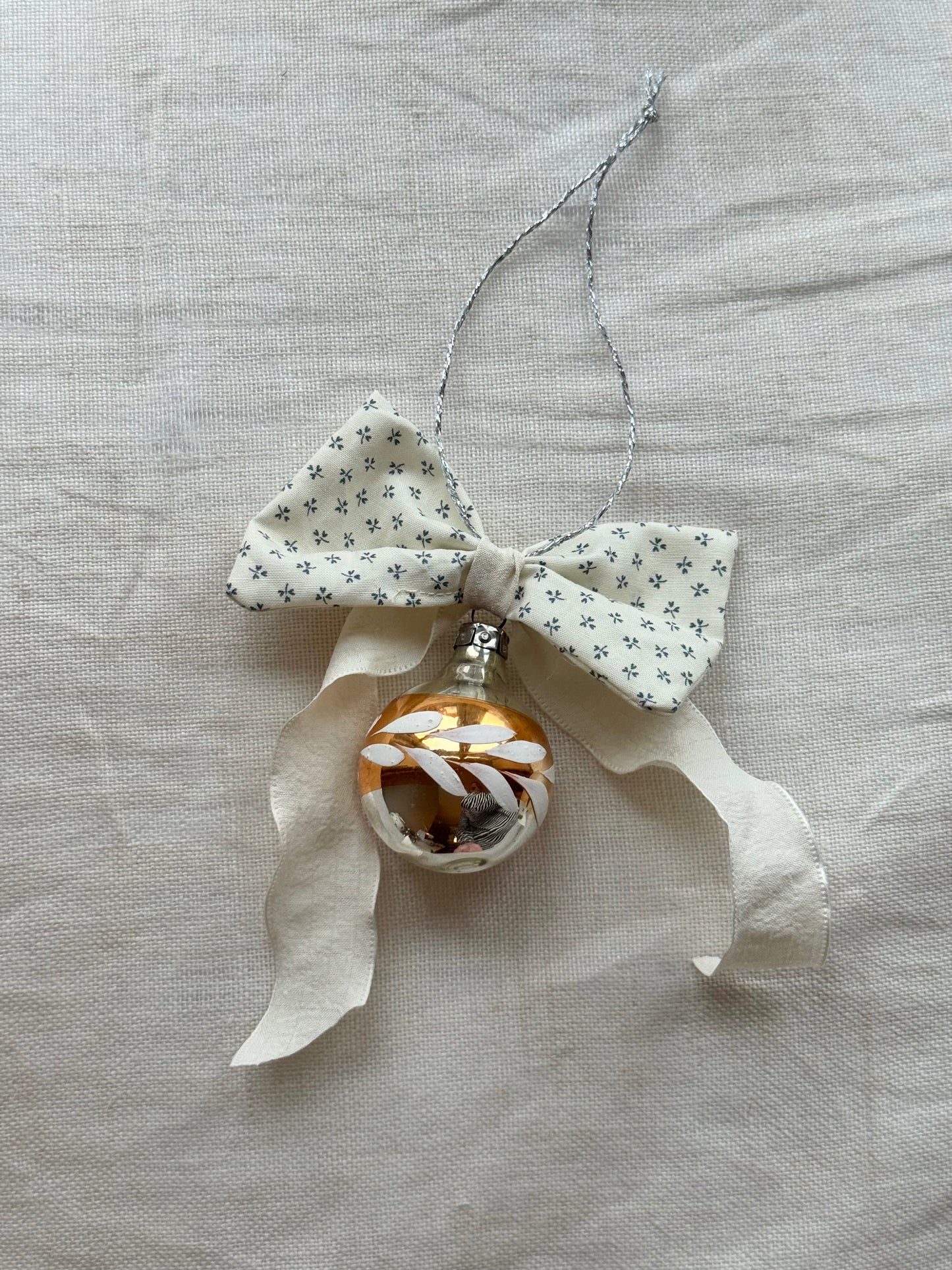 Julekugle med sløjfe - Nr. 1