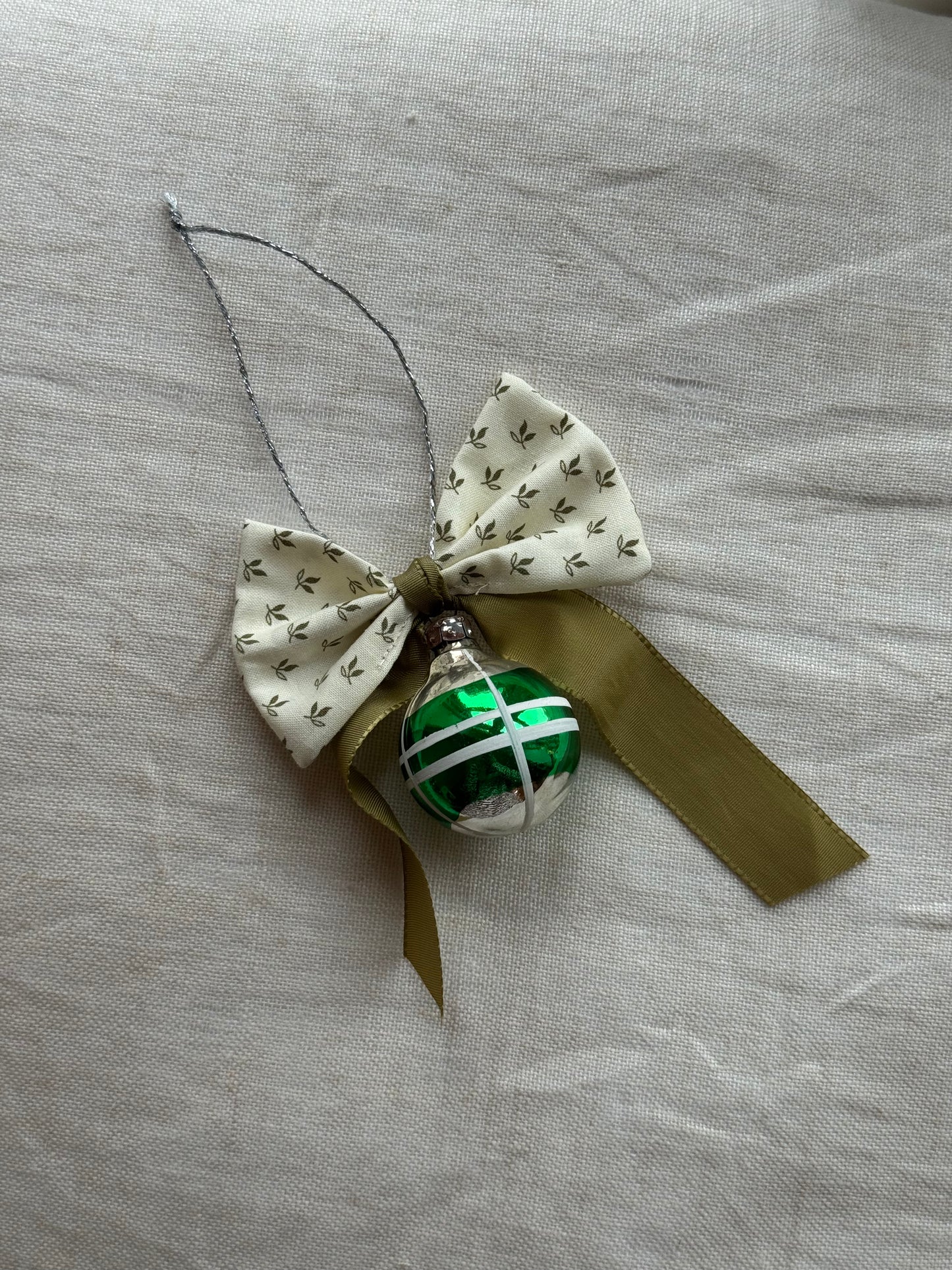 Julekugle med sløjfe - Nr. 3