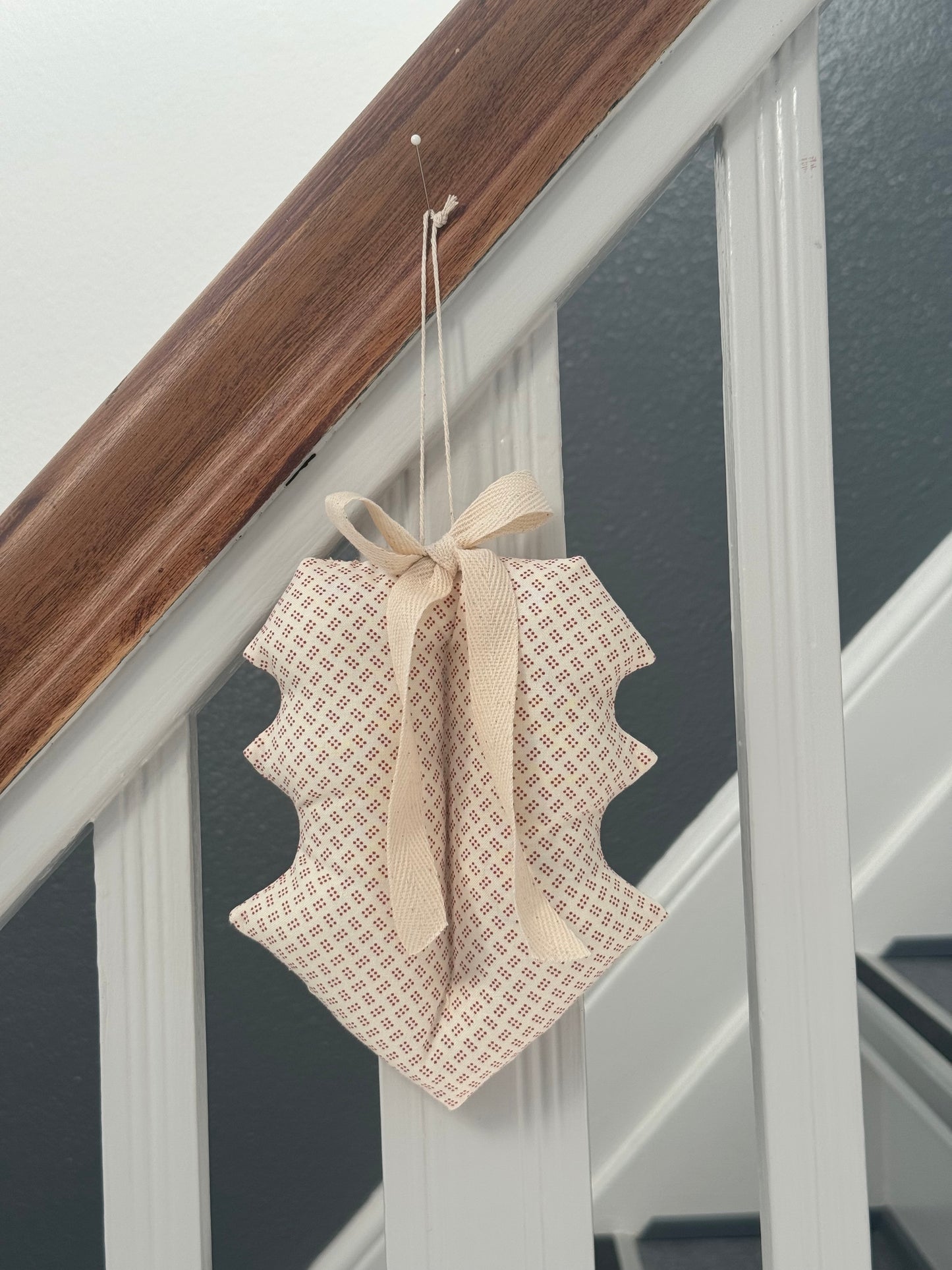 Kristtjørn, hvid m. røde kviste