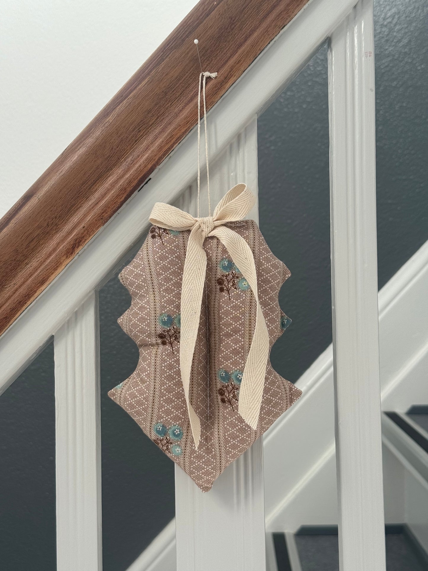 Kristtjørn, brun m. blå blomst