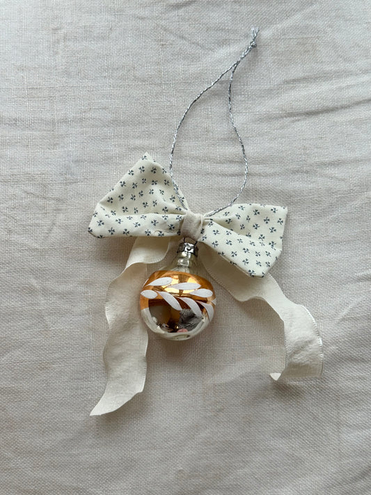 Julekugle med sløjfe - Nr. 1